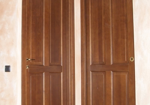 Porte interne in legno toulipie a quattro bugne verniciate noce