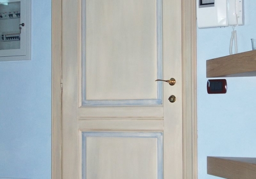 Porta interna in legno toulipie a due bugne verniciata a mano